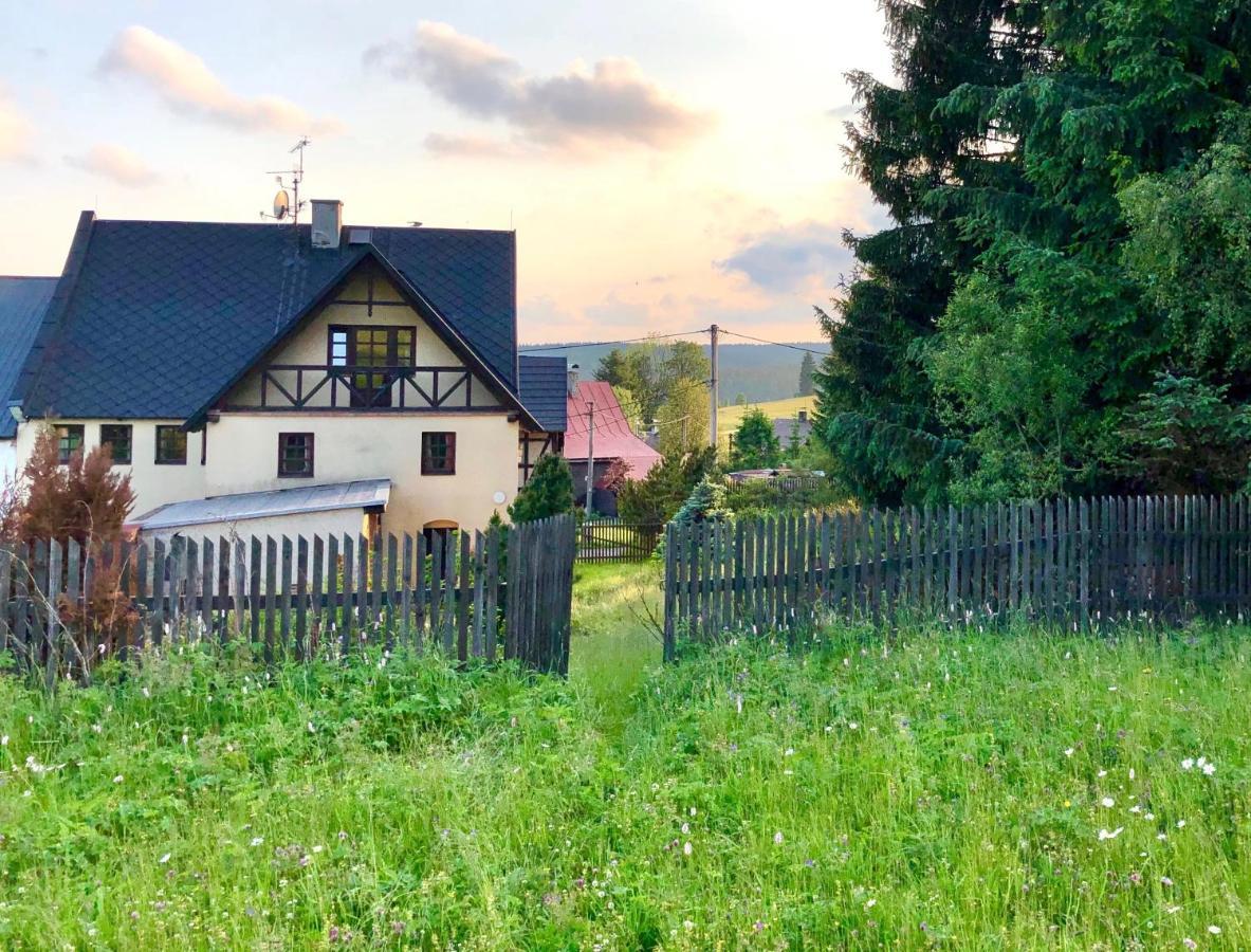 Chalupa Hrazdenka V Krusnych Horach Горни-Блатна Экстерьер фото